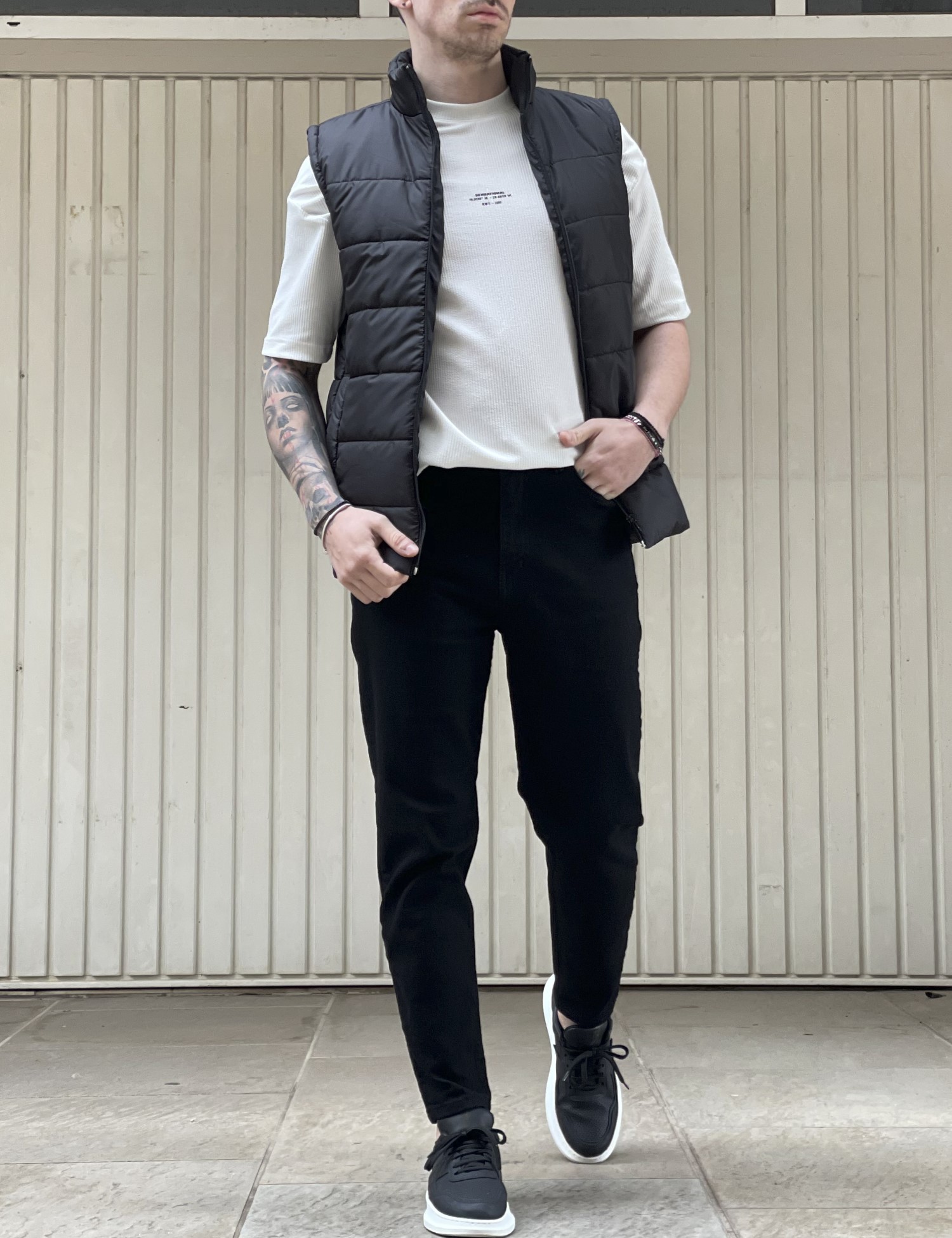 Ανδρικό μαύρο καπιτονέ αμάνικο μπουφάν 33931 φωτογραφία